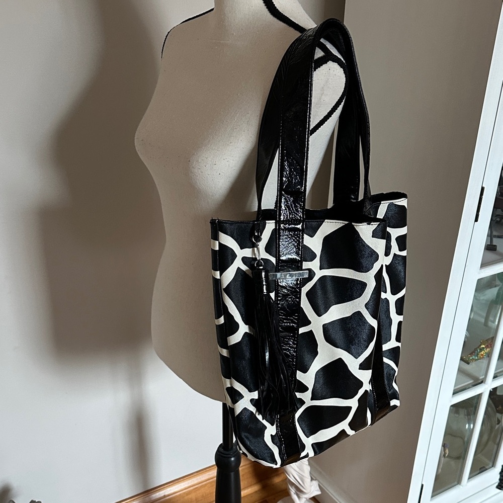 Stylish Black and White Tote Bag - Picture 6 of 16